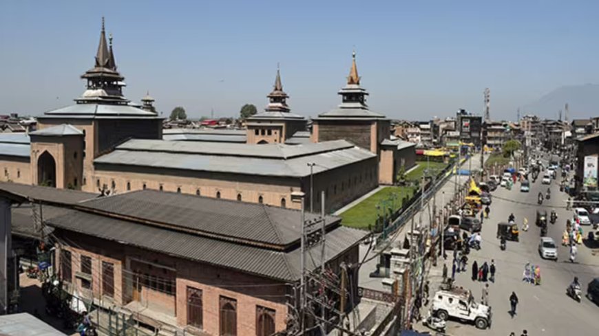 Srinagar’s Jamia Mosque closed on last Friday of Ramzan, Mirwaiz placed under home detention