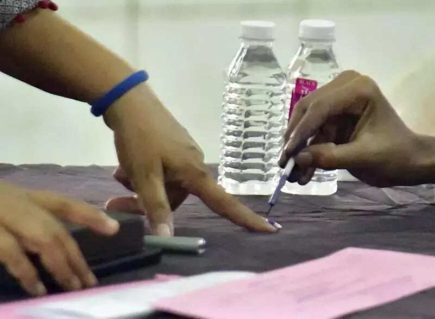 AIADMK allots 27 seats to BJP, 18 to PMK nd 11 to AMMK
