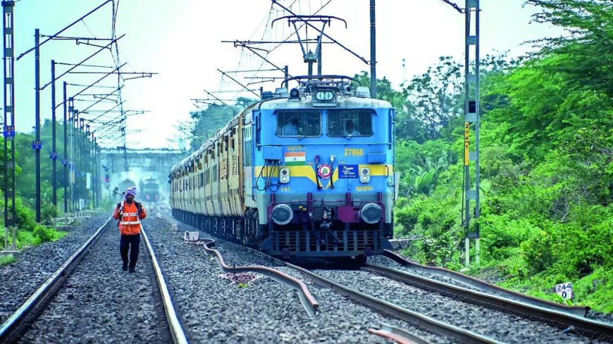 Railways fines IRCTC Rs 10L for poor food quality