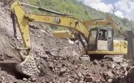 J&amp;K: Heavy landslide shuts Baramulla-Uri NH near Lagama; traffic diverted