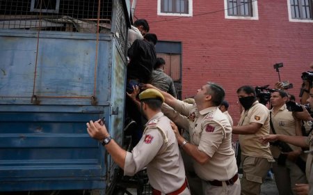 Students protest ban on Siraj-ul-Uloom