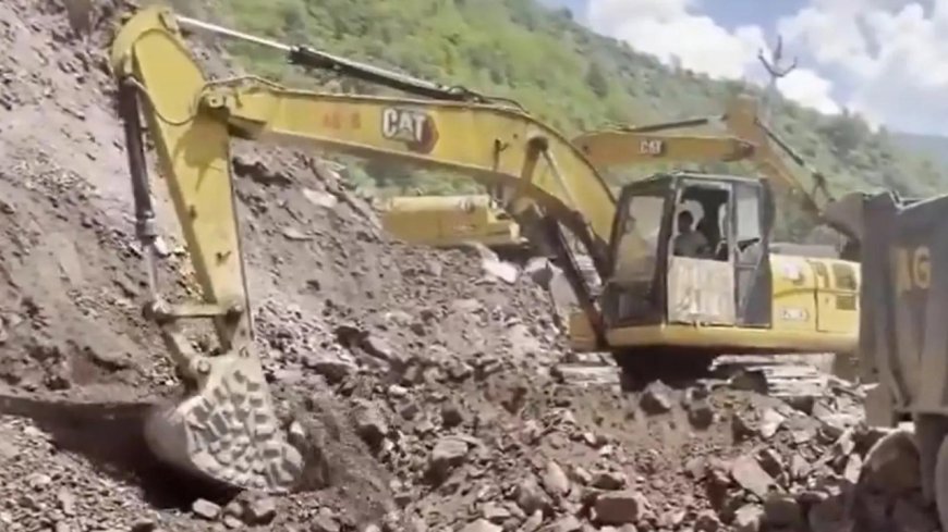 J&amp;K: Heavy landslide shuts Baramulla-Uri NH near Lagama; traffic diverted